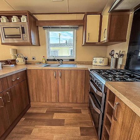 Hopton on Sea Gorgeous 6 Berth Caravan With Decking And Wi-Fi At Broadland Sands Ref 20377Bs מראה חיצוני תמונה