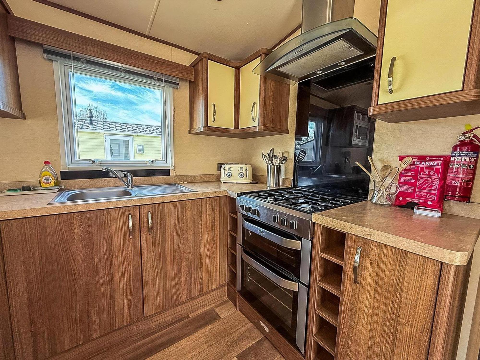 Hopton on Sea Gorgeous 6 Berth Caravan With Decking And Wi-Fi At Broadland Sands Ref 20377Bs מראה חיצוני תמונה