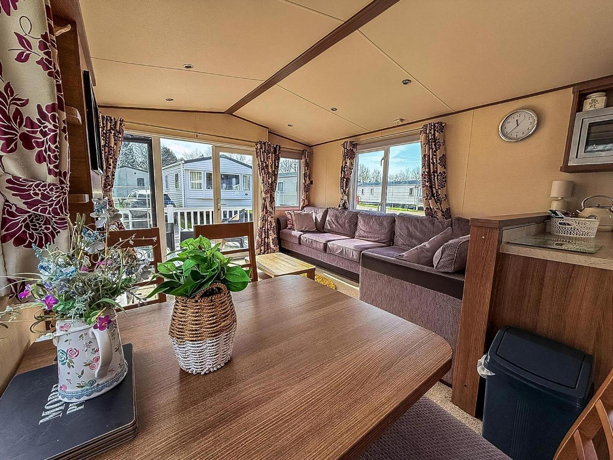 Hopton on Sea Gorgeous 6 Berth Caravan With Decking And Wi-Fi At Broadland Sands Ref 20377Bs מראה חיצוני תמונה