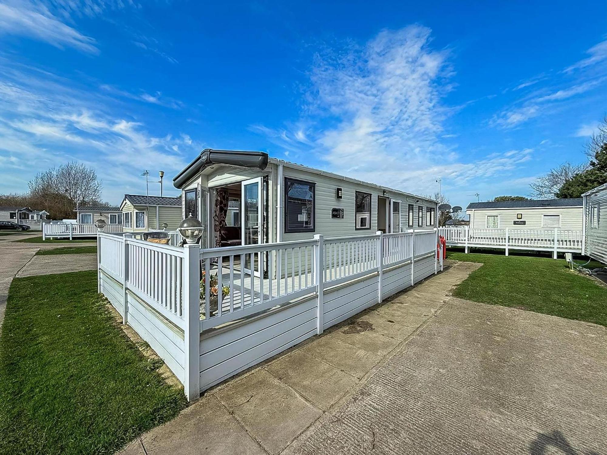 Hopton on Sea Gorgeous 6 Berth Caravan With Decking And Wi-Fi At Broadland Sands Ref 20377Bs מראה חיצוני תמונה