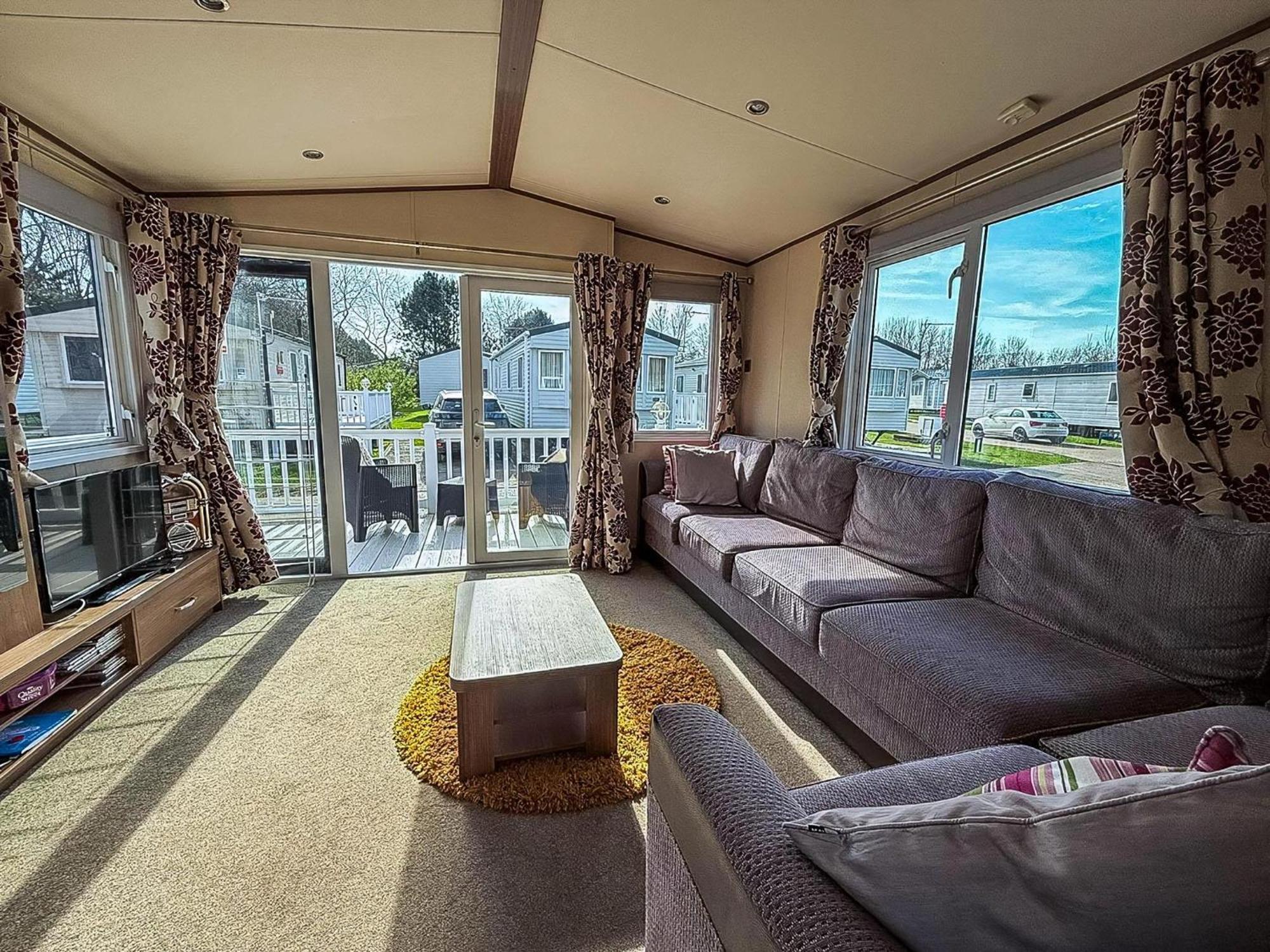 Hopton on Sea Gorgeous 6 Berth Caravan With Decking And Wi-Fi At Broadland Sands Ref 20377Bs מראה חיצוני תמונה