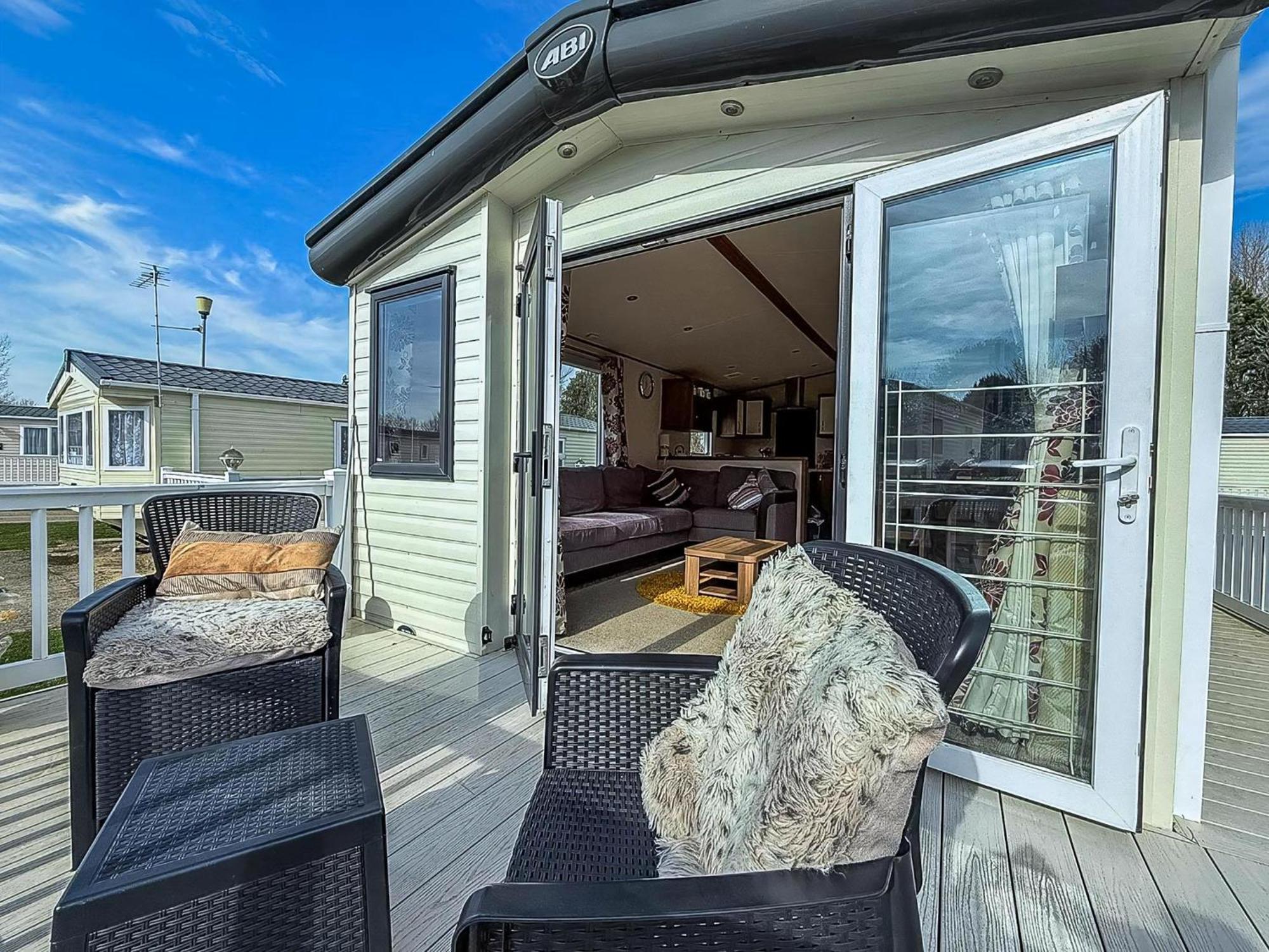 Hopton on Sea Gorgeous 6 Berth Caravan With Decking And Wi-Fi At Broadland Sands Ref 20377Bs מראה חיצוני תמונה